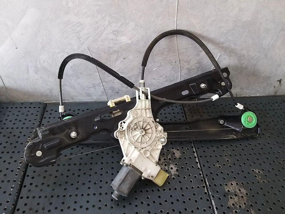 Macara cu motoras geam stanga fata bmw seria 1 e87 7067795s 7138465e 0130822224