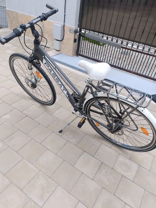 Bicicleta aluminiu passat roti 28 foarte usoara schimbatoare shimano  frane hidraulice tektro draco lichid disc trekking dinam in butuc