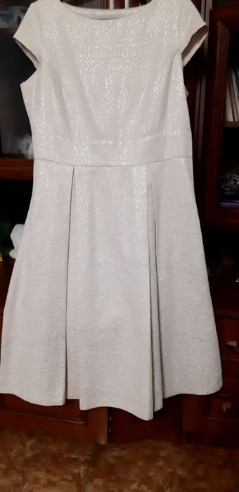 Изящное женское платье