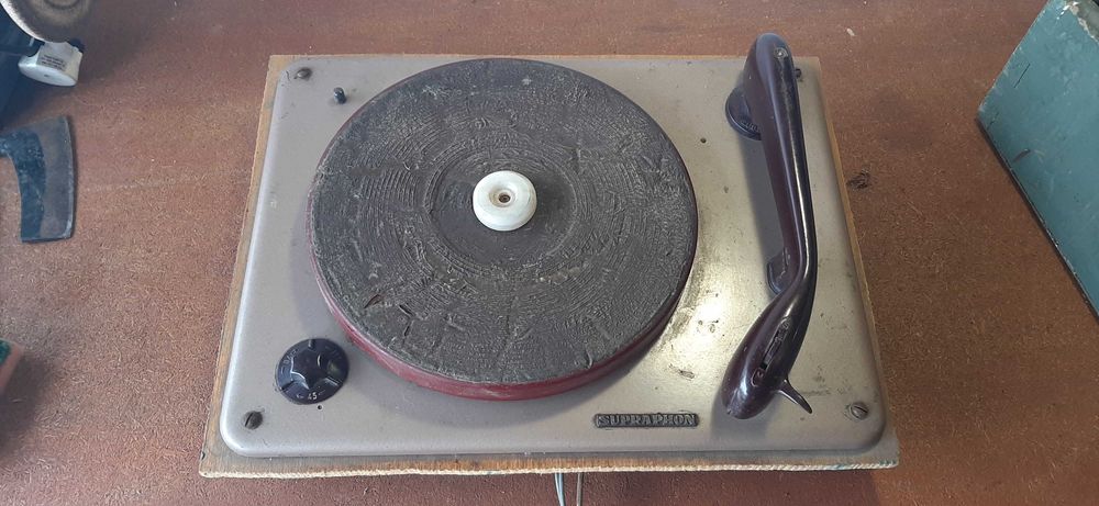 Ретро радиоапарат Респром АБ71Т и стар грамофон