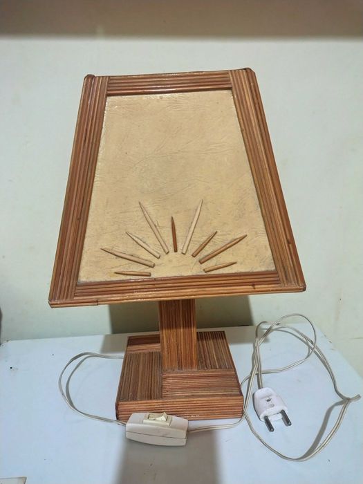 Интересна Стара Дървена Настолна Лампа