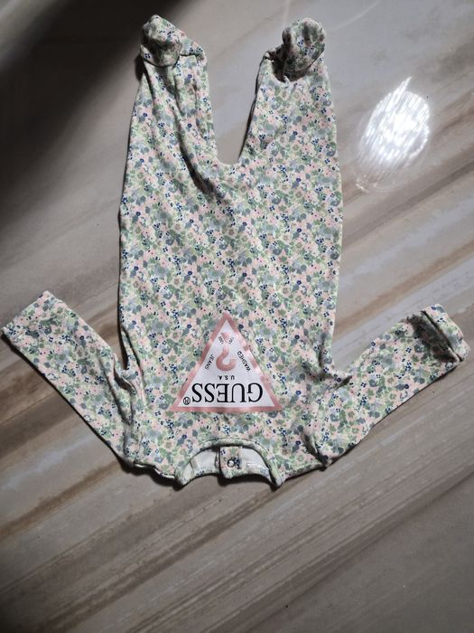 Лот за момиче 0-6 месеца Guess