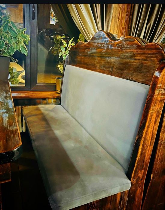 Диваны в кафе в хорошем состоянии