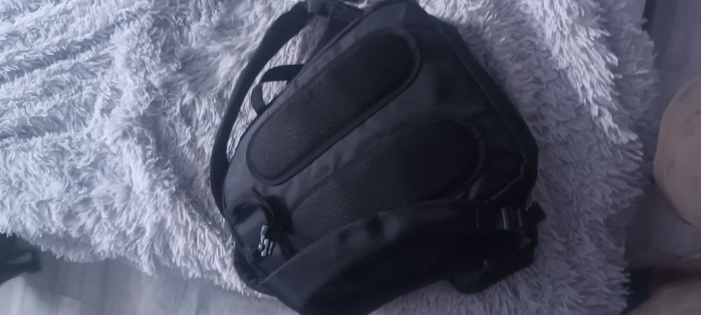 Ghiozdan negru de liceu.