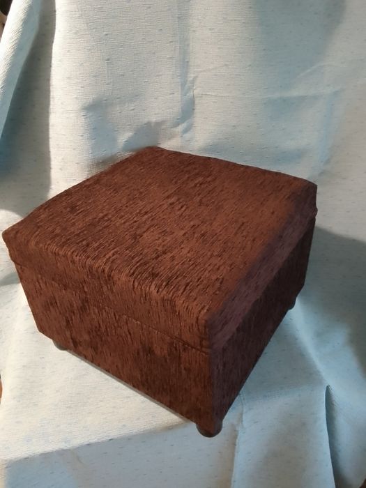 Продавам нови табуретки