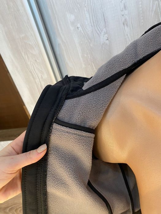 Vând haină impermeabilă care reține caldura.