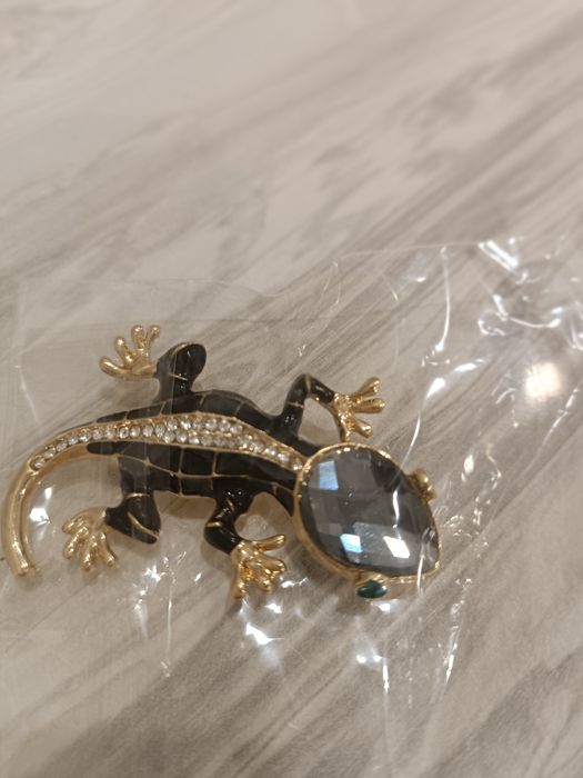 Продам красивую брошь