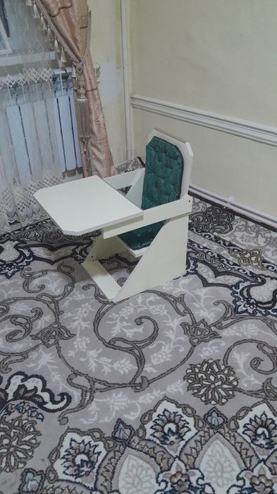 Yosh bolalar stolchigi o'tirib ovqatlatirasiz o'tirishi uchun qulay