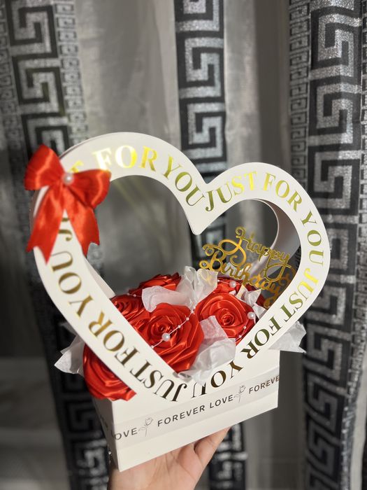 Cutie inimă cu trandafiri satin