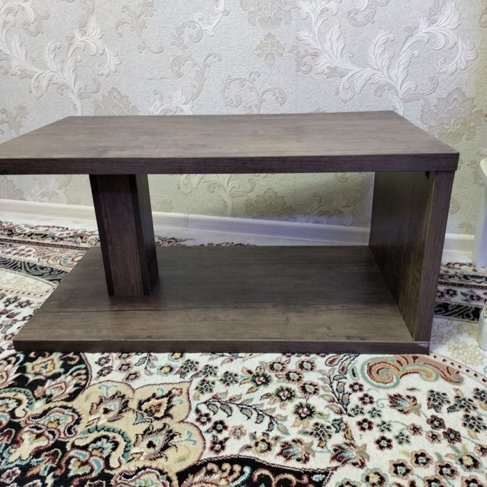 журнальный столик  б/у размеры ширина 50 длинна 90 высота 44см.