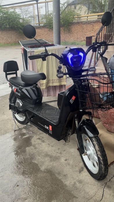 Скутер sk8 продается мнусы нет максемальная скорсть 50