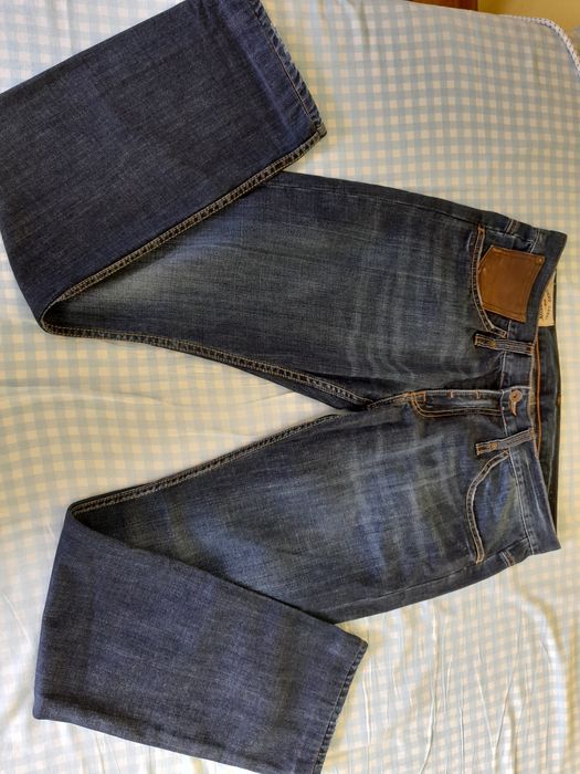 Продавам мъжки дънки с права кройка