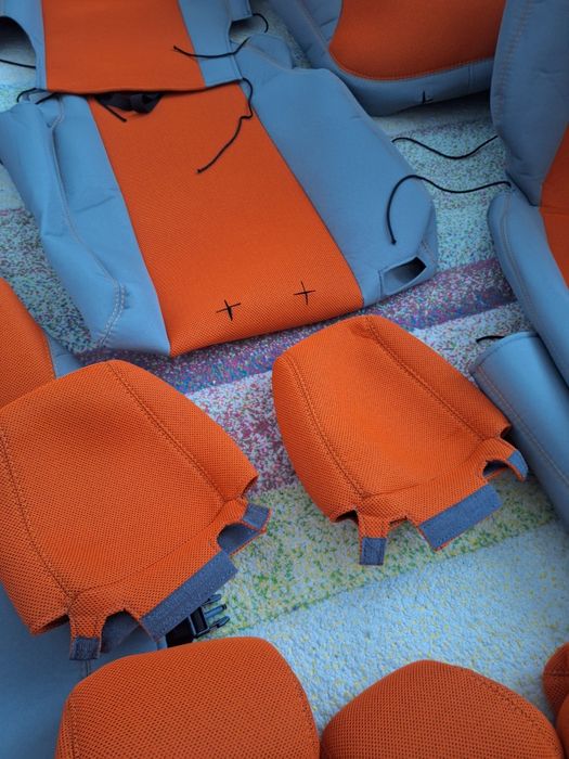 Huse dedicate Ford Kuga 2 făcute pe comandă  pe  Huse.Ro  din material premium gros, plăcut la atingere,,cusături portocalii, noi   Pret fix 400 lei!
