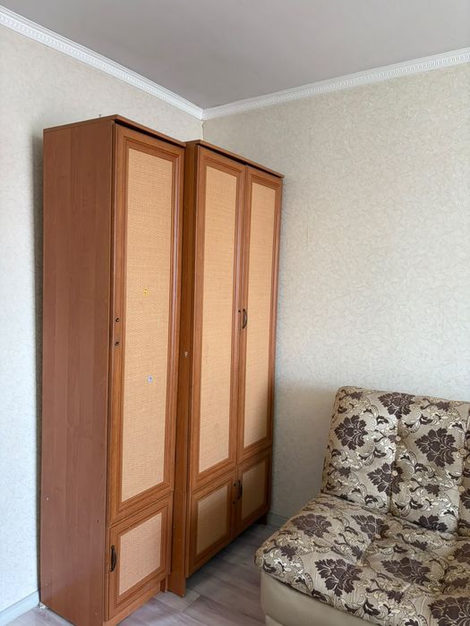 Кухонный гарнитур, стол, диван, шкаф, ковёр