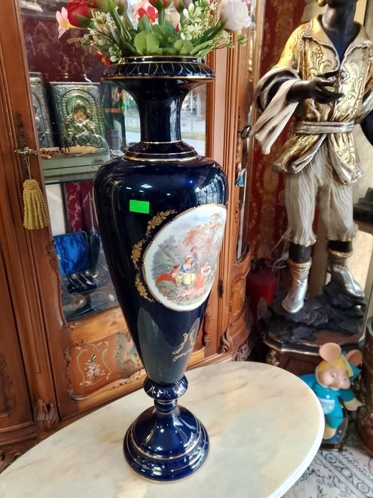 Порцеланова ръчно рисувана  ваза!