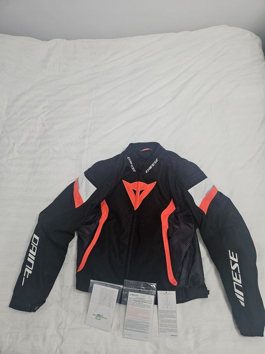 Vând jacheta  Dainese nouă