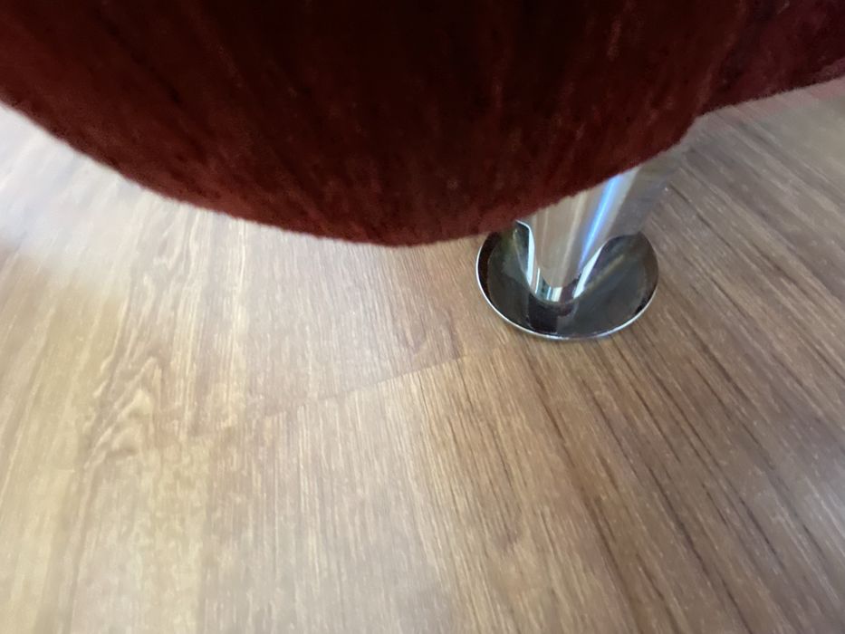 Бордовый диван с двумя креслами