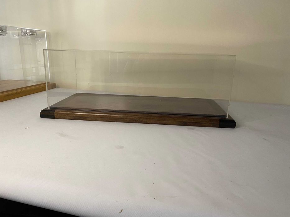 Vitrine machete, sticla sau plexi,cu inchidere si lumini