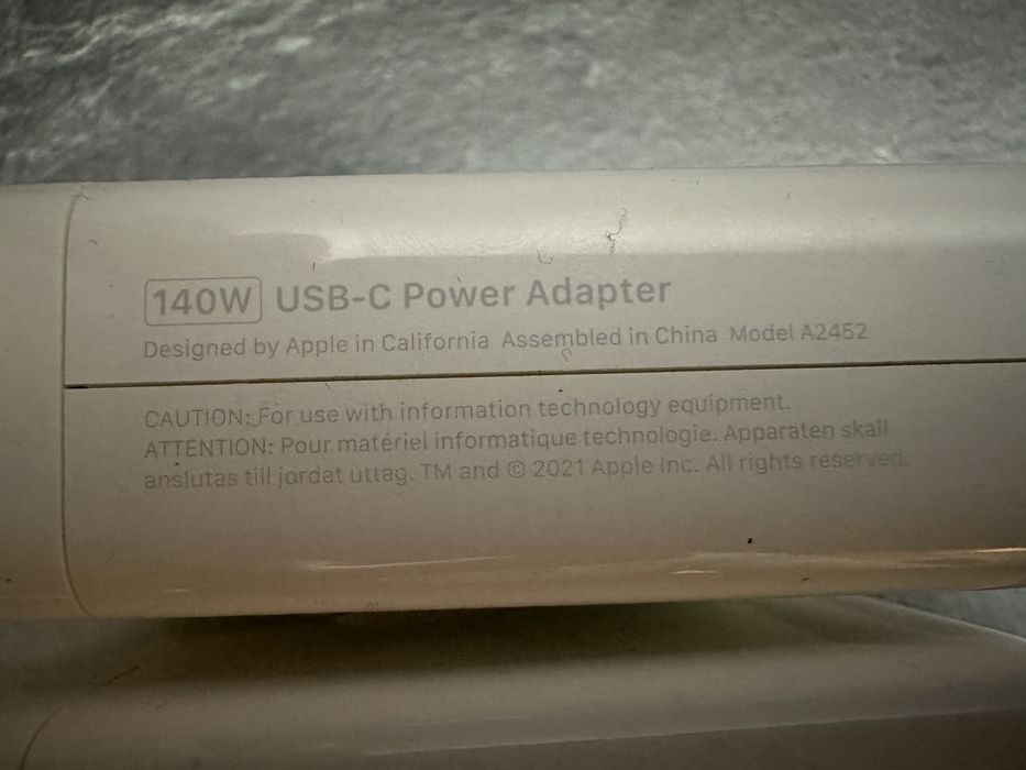 Apple MagSafe 140w адаптер + кабел за зареждане.