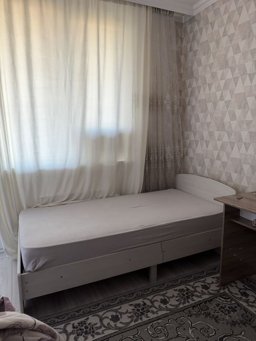 Кровать с ортопедическим матрасом.