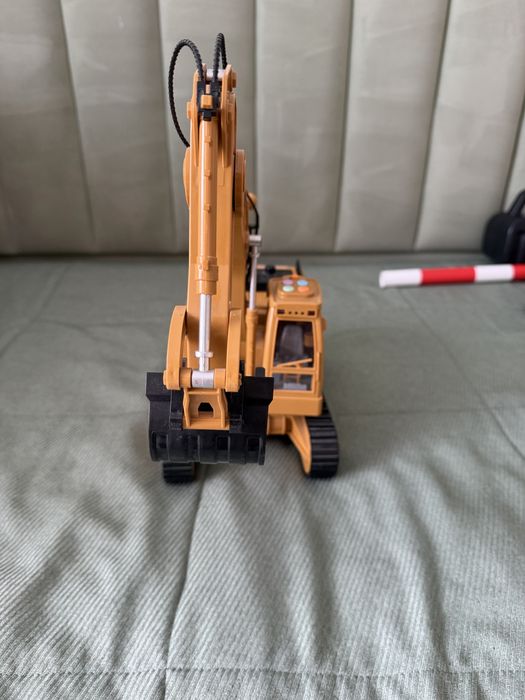 Продам игрушечный экскаватор