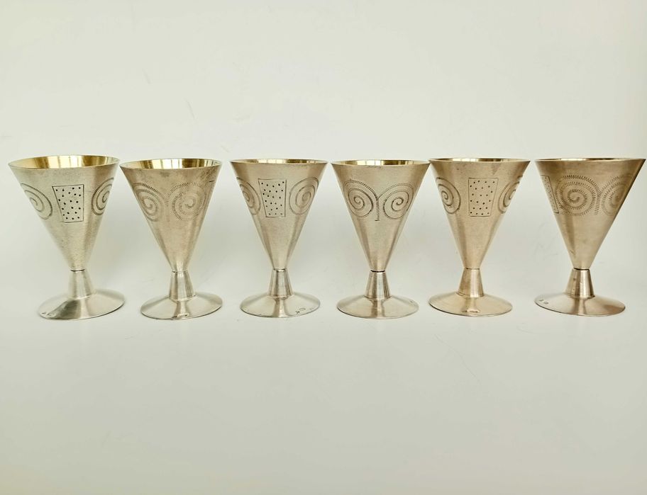 Серебряные рюмки.
