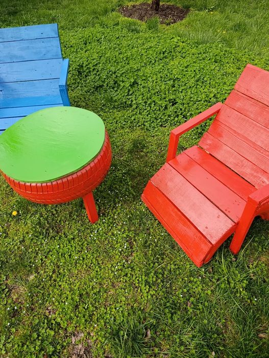 Vând set masa plus două scaune ornamente gradina