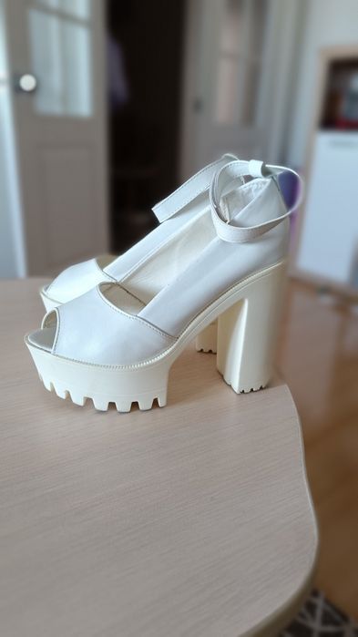 Туфли белые на платформе