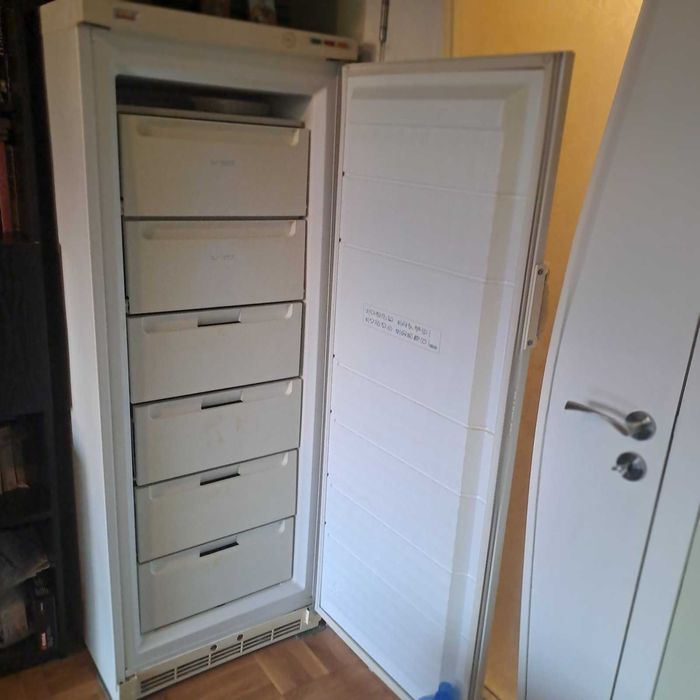 Продавам фризер Зануси. Много запазен.