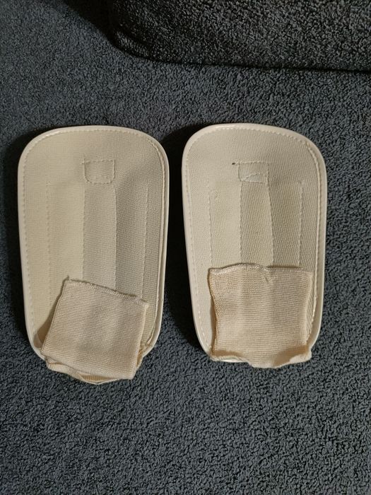 Продаю футбольные щитки