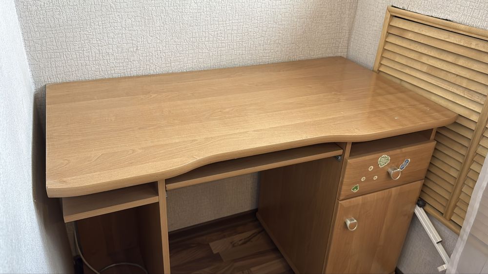 Письменый стол, в хорошем состоянии