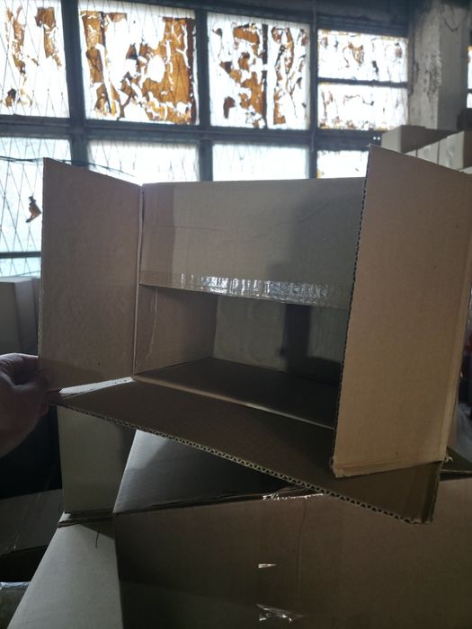 Картонный коробка