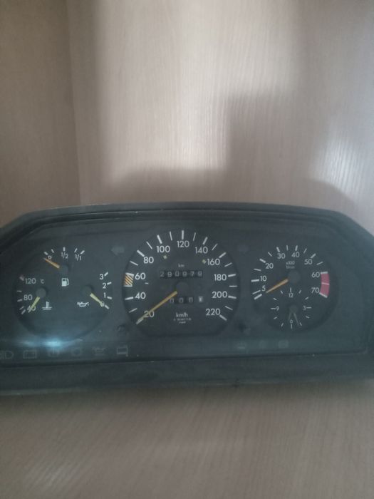 Продам щитки приборов 124 мерседес 220