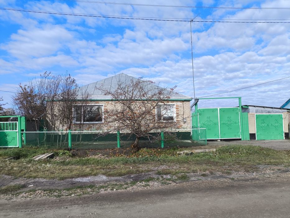 Продается большой теплый дом .