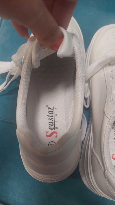 Бели кецове с връзки