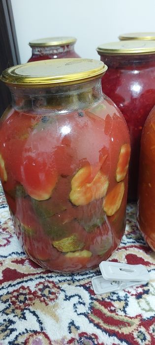 Банка маринованных огурцов, лечо