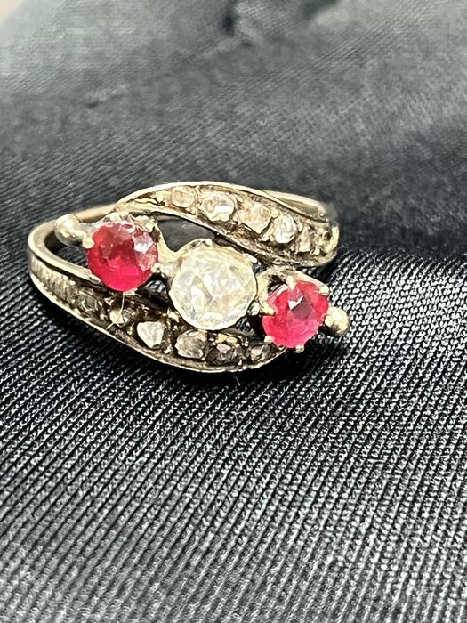 Античен златен пръстен „Трилогия“ с диаманти и рубини (19-ти век)