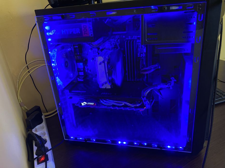 Настолен  Геймърски Компютър + Монитор + Слушалки