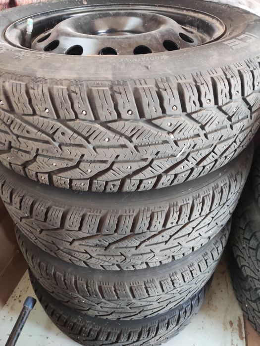 Зимние шины 215/60/r16 с диском