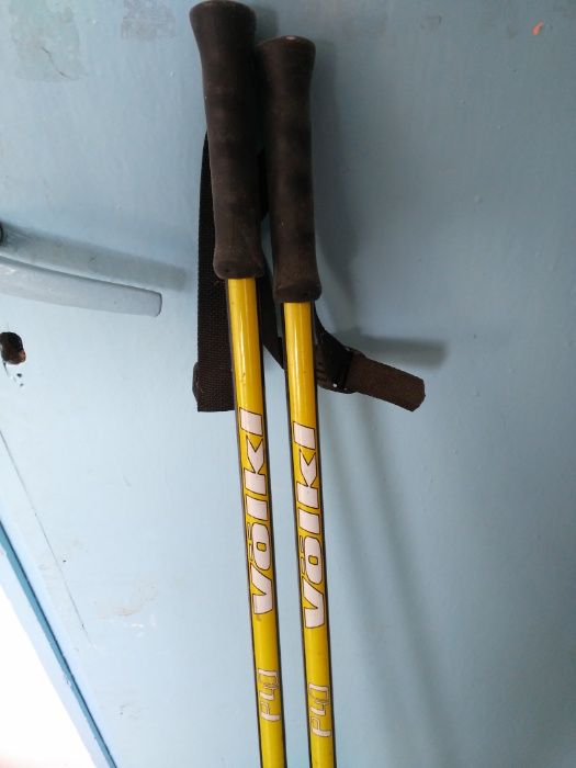 Ски с автомати и щеки.