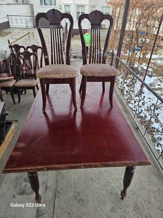 Стол стулья двери