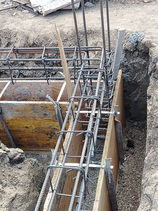 Case la rosu , blocuri , fundatii , structuri din beton armat .