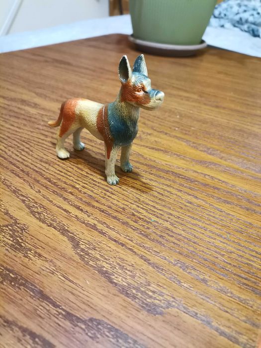 Колекционерски фигурки на животни и динозаври