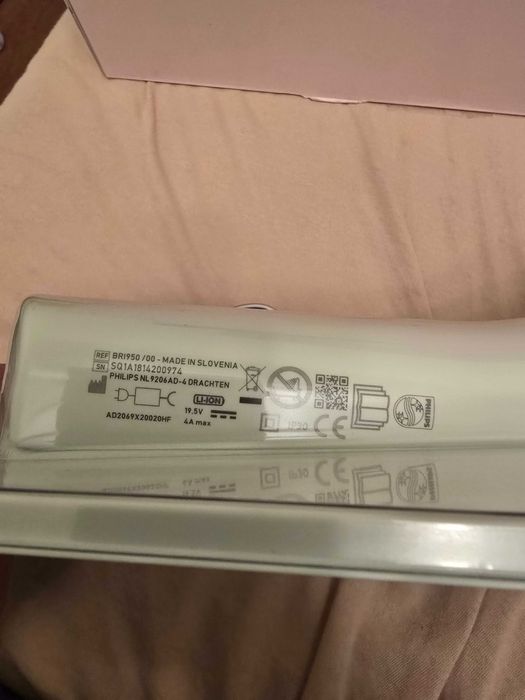 Фотоепилатор Philips Lumea Prestige Bri950