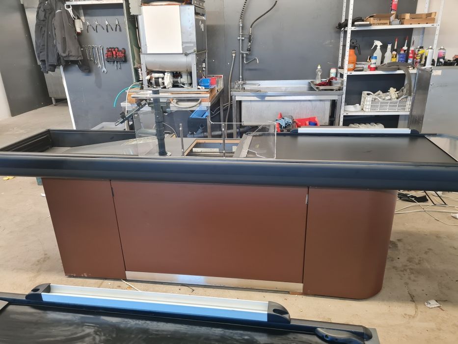 Касов бокс с подвижна лента