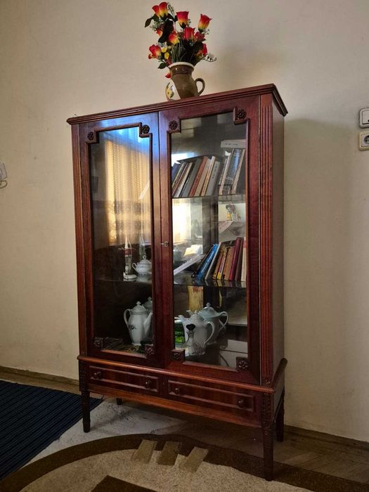 Vitrina lemn masiv - mobilier vintage colectionari