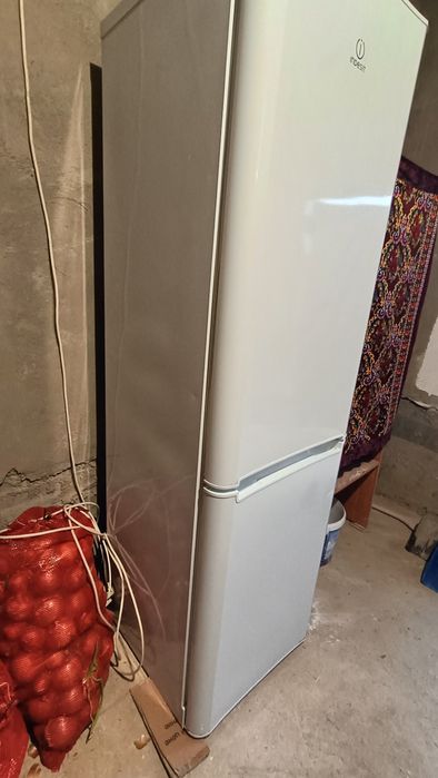 Продам холодильник Indesit
