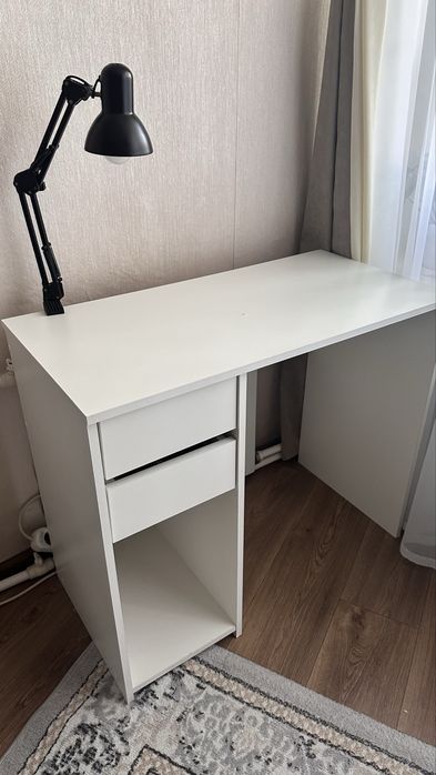 Письменый стол, для уроков.