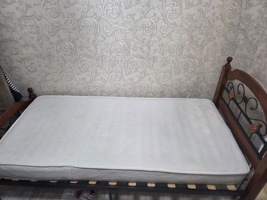 Кровать с матрасом