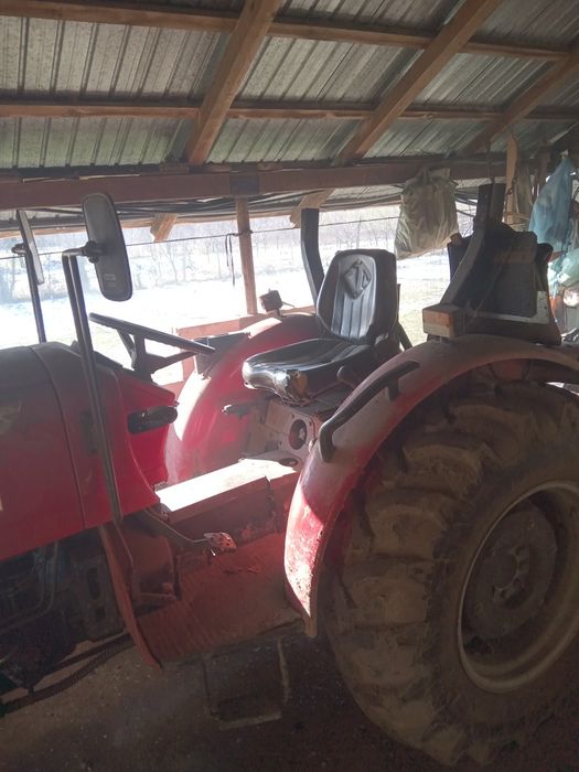 Vând tractor MAHINDRA